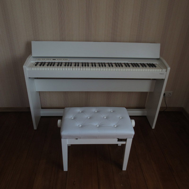 Roland F-130